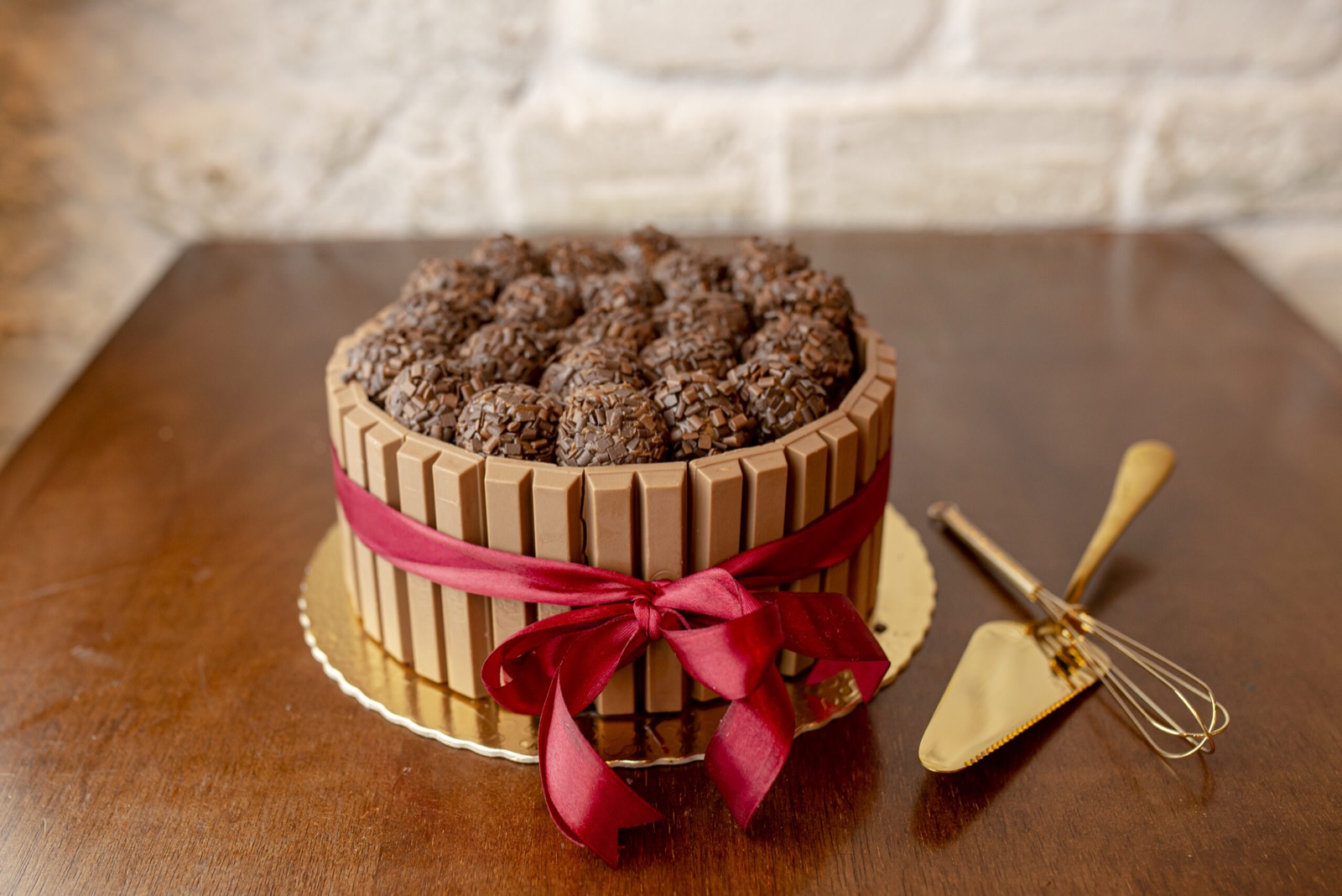 Bolo Kit Kat com brigadeiros da Fada Madrinha