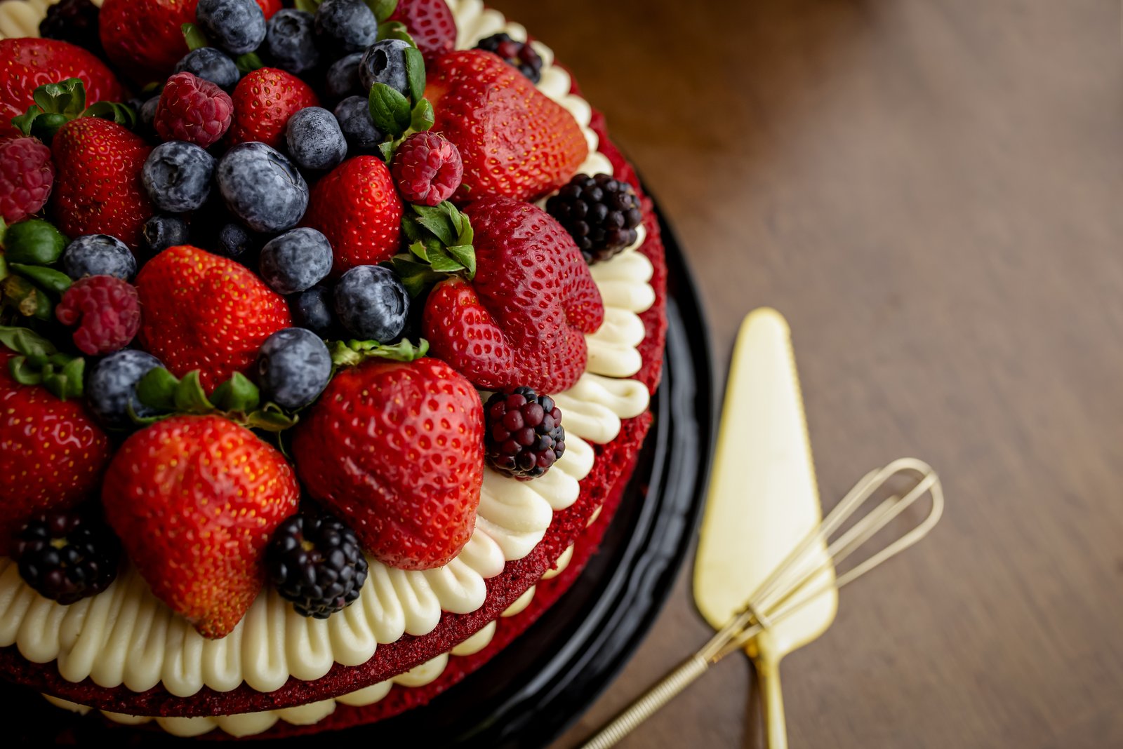 Bolo red velvet com frutas vermelhas da Fada Madrinha
