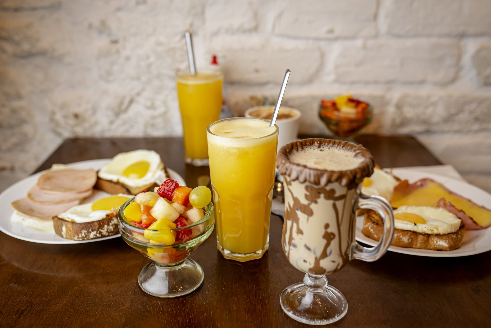Café da manhã da Fada Madrinha: sucos, frutas, pães e ovos