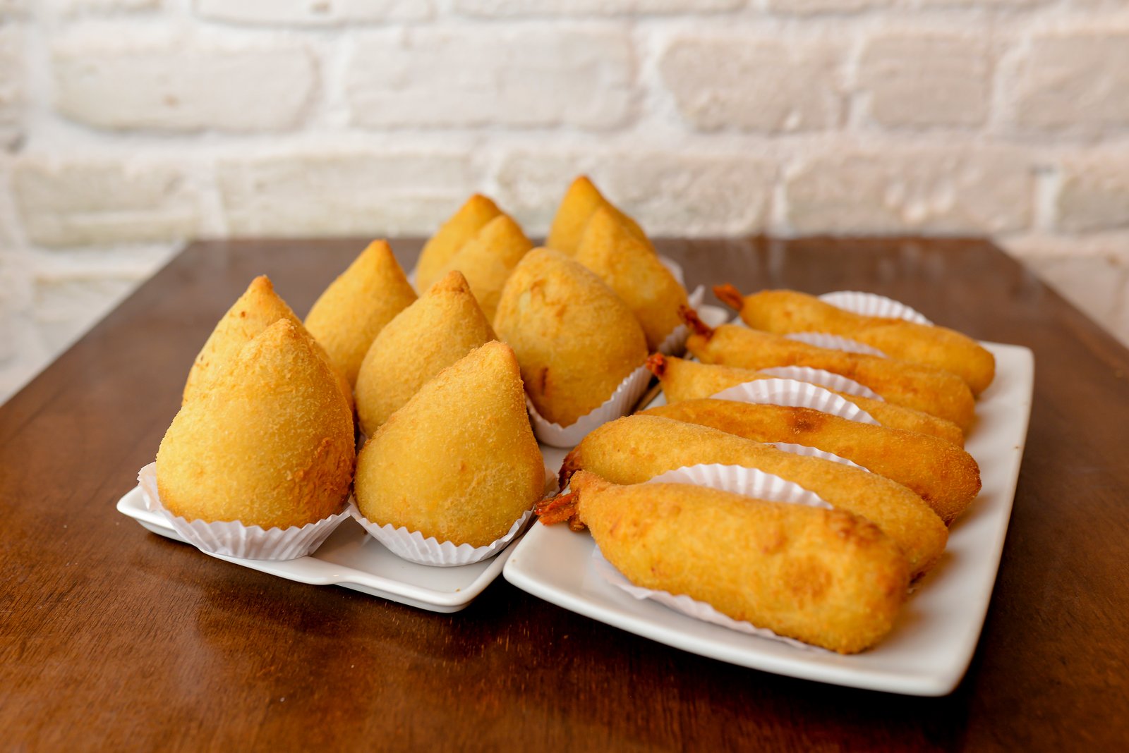 Salgados da Fada Madrinha: coxinhas e salgados de camarão em bandejas