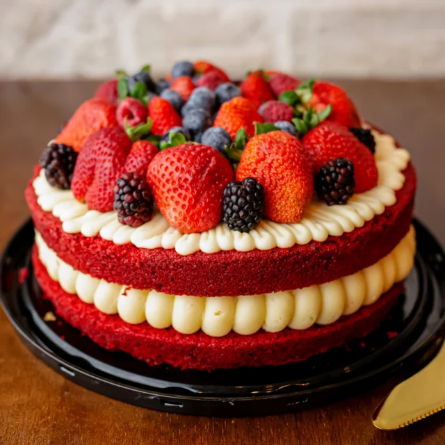 Bolo red velvet com frutas vermelhas frescas