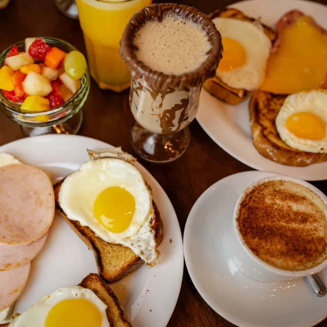 Café da manhã com ovos, torradas, suco e bebidas