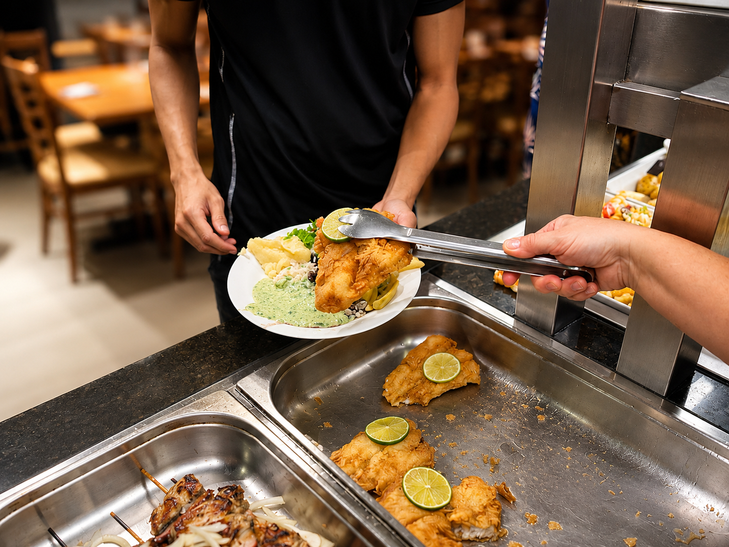 Buffet de almoço self-service da Fada Madrinha, com cubas de comida caseira